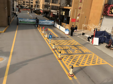 海门小区大门口划消防线