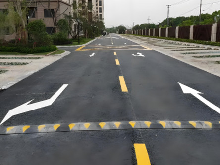 海门小区过道划交通线